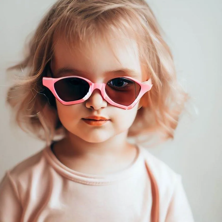 Ochelari de Soare Copii 2 Ani: Cum Alegi cei Mai Potriviți Ochelari pentru Micuțul Tău